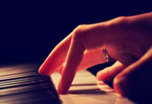 生气了!日本女将打11-0 对手摔球拍打飞球 吉村真晴帮忙捡球.